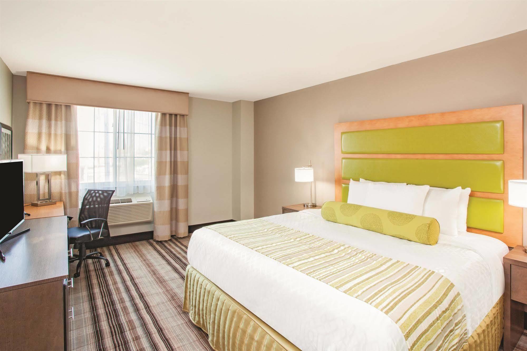La Quinta Inn & Suites Far Rockaway - Beach Hotel New York Exterior foto
