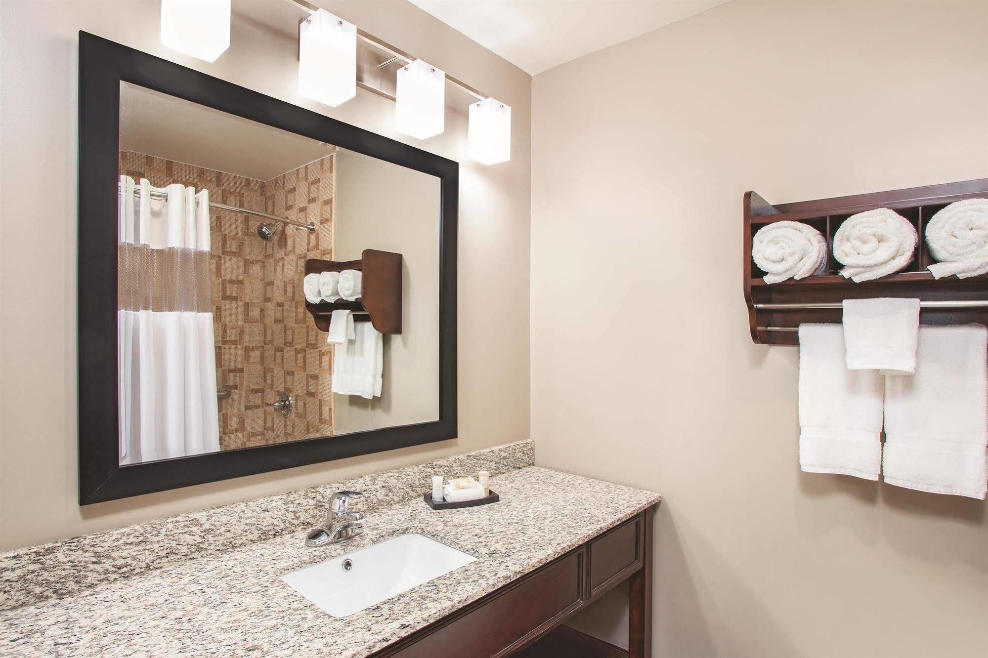 La Quinta Inn & Suites Far Rockaway - Beach Hotel New York Exterior foto
